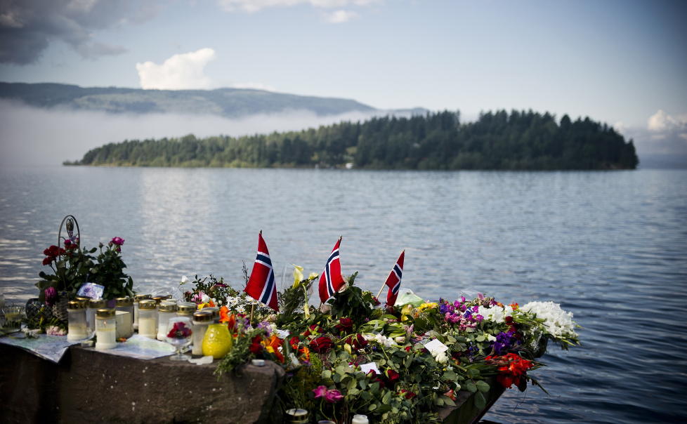 NASJONAL TRAGEDIE: Den oppsagte l�reren har postet Facebook-meldinger med st�tte til massemorderen Anders Behring Breivik. Her Ut�ya ei knapp uke etter massakren 22. juli. Foto: H�KON EIKESDAL / DAGBLADET