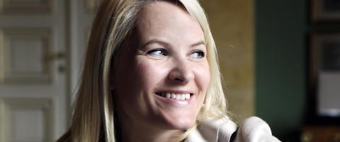 Se hvem som f�r Mette-Marit til � smile i bilen