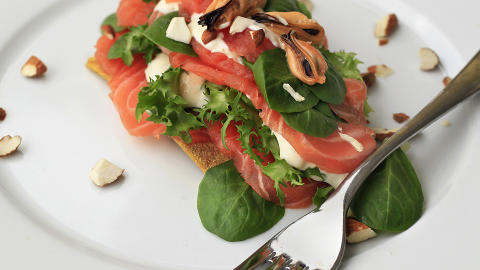 Skjellsettende:Sashimi med norske smaker - rå laks med nydampede blåskjell og blåskjellmajones. Skjellsettende:Sashimi med norske smaker - rå laks med nydampede blåskjell og blåskjellmajones.