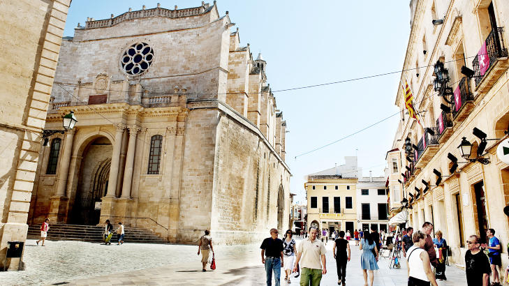 MENORCA:  Den historiske gamlebyen i Ciutadella p� Menorcas vestside har mange severdigheter � by p�. Herfra g�r det ogs� b�tturer til s�rlige strender.