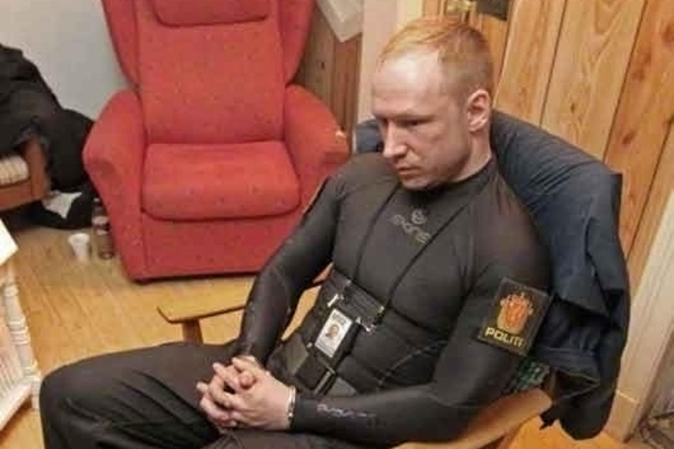 - MONSTER: Her er Breivik fotografert f� minutter etter p�gripelsen p� Ut�ya. I avh�r samme natt sa han: I dag er jeg det st�rste monsteret siden Quisling, og det er greit liksom.