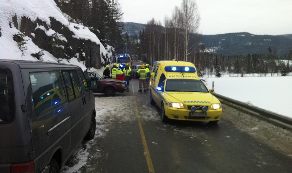  KOM OVER I MOTG�ENDE KJ�REBANE  : Bilen med de tre skoleungdommene kom over i motg�ende kj�rebane og fikk sleng p� bilen p� riksvei 40 i Buskerud. Foto: LAAGENDALSPOSTEN / LARS BRYNE