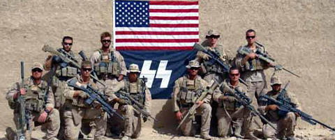 Poserte foran nazisymbol og det amerikanske flagget