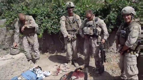 URINERTE P� LIK: En video av amerikanske soldater som urinerte p� lik skapte kraftige raeksjoner tidligere i �r. Foto: REUTERS/YouTube/Scanpix
