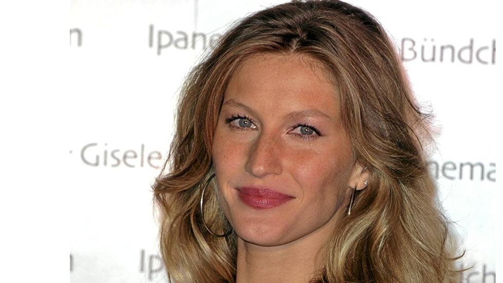DE RIKTIGE FARGENE: Med sitt mellomblonde h�r og varme undertone er Gisele B�ndchen en varm h�st i den sesongbaserte fargeanalysen, og kler blant annet disse fargene. Finn ut hvilke farger du kler best. Foto: Stella Pictures