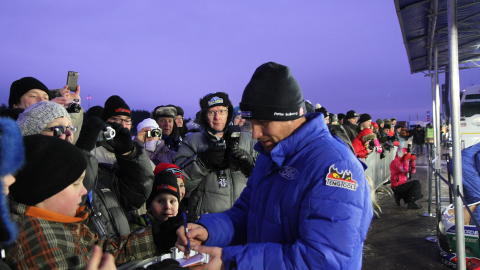 MANGE VILLE HA EN BIT: Petter Solberg var en popul�r mann etter l�pet. Foto: Roy Wahlstr�m/DAGBLADET