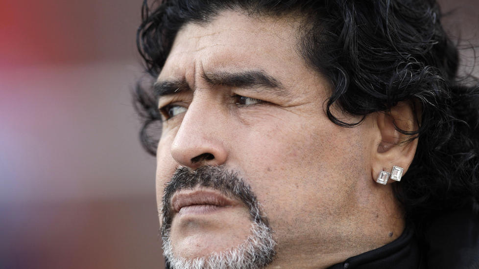 ST�TTER TEVEZ: Diego Maradona mener Roberto Mancini ikke har vist takt i Tevez-saken. Foto: Hassan Ammar/AP/SCANPIX