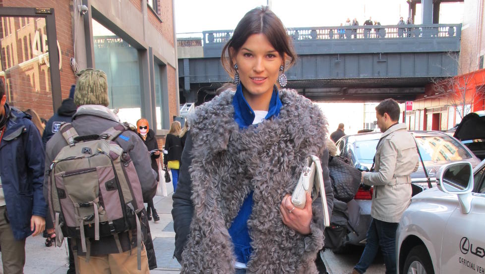 TRAVEL DAME: Under moteuka i New York haster den norske bloggeren Hanneli Mustaparta fra visning til visning. Her etter Peter Som-visningen i g�r, i Acne-jakke, Rag & Bone-saueskinnsjakke, veske fra Alexander Wang og Miu Miu-�redobber. Foto: Hege Varsi / Dagbladet