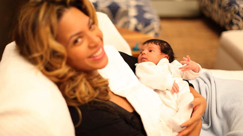 STOLT MOR: De nybakte foreldrene Beyonc� og Jay-Z har lagt ut de f�rste bildene av sin datter Blue Ivy Carter p� rapmogulens nettside Life   Times. Foto: Life   Times