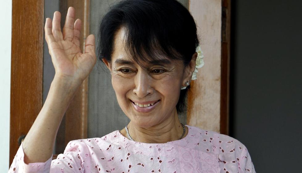 KLAR FOR VALGKAMP: Aung San Suu Kyi vinker her etter at hun i g�r mottok trofeet for en UNESCO-pris hun fikk i 2002. Foto: SCANPIX/EPA/NYEIN CHAN NAING