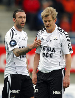 - Han er en �hum�r-h�yare� i garderoben
