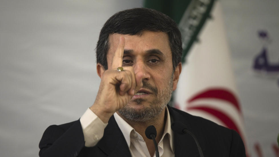 ATOMNYHETER: Irans president Mahmoud Ahmadinejad sa i en tale at det snart vil komme store nyheter om utviklingen i landets atomprogram. Her taler han under en konferanse i Tehran 8. februar. Foto: SCANPIX/REUTERS/Morteza Nikoubazl