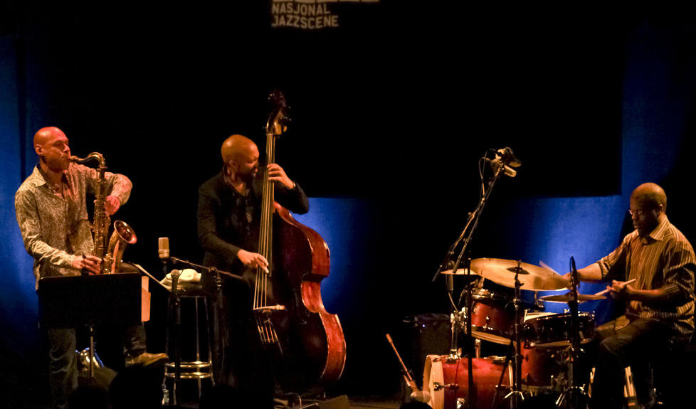 I STORFORM: F.v. Joshua Redman, Reuben Rogers og Gregory Hutchinson i aksjon p� Nasjonal jazzscene, Victoria, fredag kveld. Trioen har spilt mange ganger i Norge, og har aldri v�rt d�rligere enn str�lende. FOTO: TERJE MOSNES