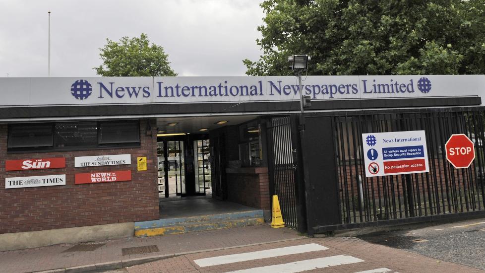 FEM P�GREPET: Fem journalister i The Sun ble i morgentimene arrestert. Foto: EPA/FACUNDO ARRIZABALAGA/SCANPIX