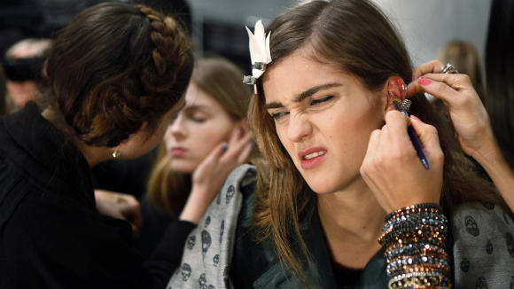 PIERCET: En modell f�r �rene piercet backstage hos Rebecca Taylor f�r visning fredag. Foto: Scanpix