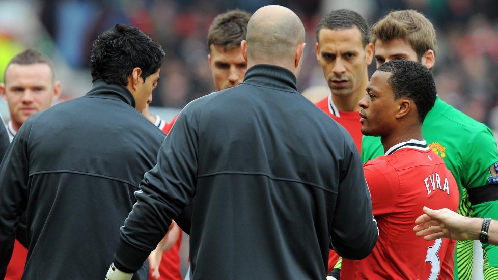 BR�K: Manchester Uniteds Patrice Evra reagerte da Liverpools Luis Suarez ikke hilste p� ham f�r kampen i g�r. Foto: AFP PHOTO/ANDREW YATES