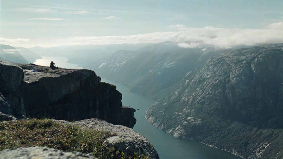 LYSEFJORDEN: Kjerag-omr�det er et yndet m�l for b�de klatrere og basehoppere.
Foto: Alf Ove Hansen / SCANPIX