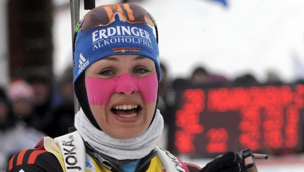 NY SEIER: Tyske Magdalena Neuner (25) var nok en gang best p� l�rdagens skiskyttersprint i Kontiolahti. Tora Berger var fremst av de norske med sin 10.-plass. Foto: AP Photo /  Markku Ulander Lehtikuva / Scanpix