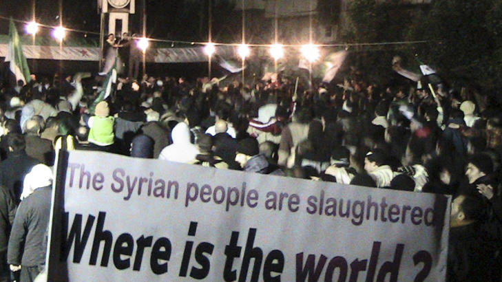 - HVOR ER VERDEN? Rundt 7000 personer har blitt drept i uroen i Syria. Her samler demonstranter seg i Homs med plakater der de etterlyser det internasjonale samfunnet. Foto: Reuters/Scanpix