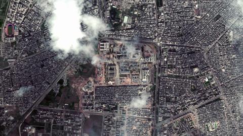 AVSL�RES: Disse satelittbildene viser aktivitet mellom opposisjonen og regjeringsstyrkene i byen Homs i Syria. Foto: AP Photo/Digital Globe/Scanpix