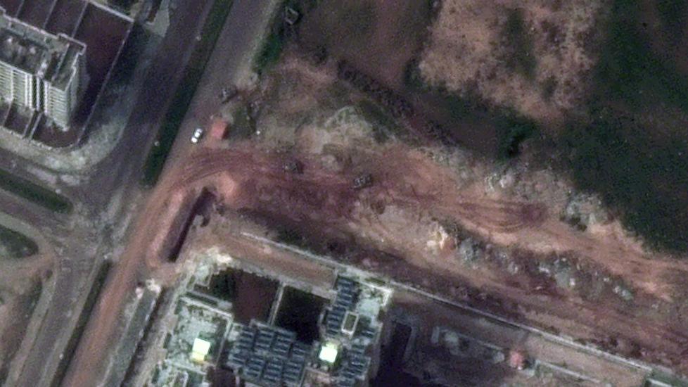 STRIDSVOGNER: Dette satellittbildet viser stridsvogner i n�rheten av Al Baath-universitetet i Homs. Foto: AP Photo/Digital Globe/Scanpix