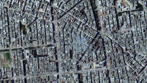 R�YK OG �DELEGGELSER: Dette satellittbildet datert 5. februar i �r viser r�yk som stiger fra noen bygninger i Homs. Foto: AP/DigitalGlobe