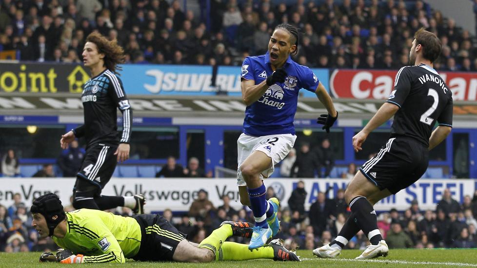 SCORET: Evertons Steven Pienaar scoret mot Chelsea etter bare fem minutter. Foto: AFP PHOTO/IAN KINGTON