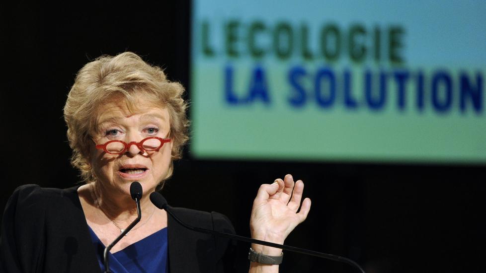 TIL ANGREP: Eva Joly, som er kandidat for De gr�nne i det franske presidentvalget, brukte store deler av talen under l�rdagens valgm�te i Roubaix p� � angripe president Sarkozy. Foto: AFP/Scanpix