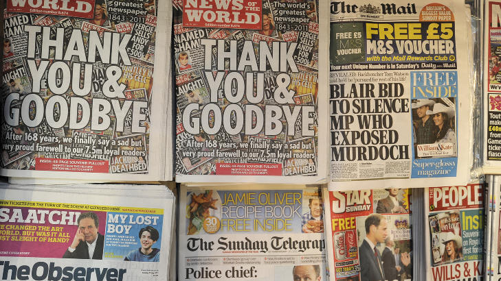 FRYKTET SAMME SKJEBNE: I fjor sommer ble den siste utgaven av News of the World trykket etter avlyttingsskandalen. Foto: Reuters/Paul Hackett/Scanpix