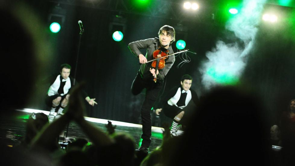 PAUSESHOW: Alexander Rybak underholdt f�r stemmene ble presentert. Foto: H�KON EIKESDAL
