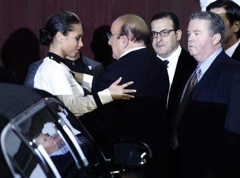 ANKOM HOTELLET NATT TIL S�NDAG: Soul-stjerna Alicia Keys tar imot p� Beverly Hilton Hotel natt til s�ndag av Houstons mentor Clive Davis. Foto: Scanpix