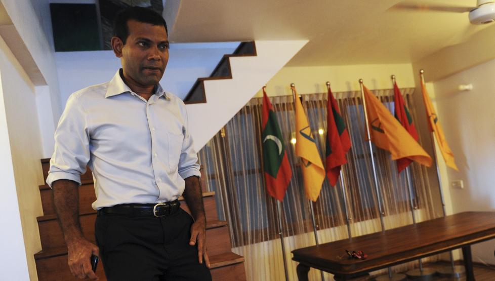 AVSATT: Tidligere president p� Maldivene, Mohamed Nasheed, er her avbildet i sin bolig. I g�r ankom amerikanske diplomater for � pr�ve � l�se den politiske krisa. Foto: SCANPIX/AFP PHOTO/Ishara S. KODIKARA