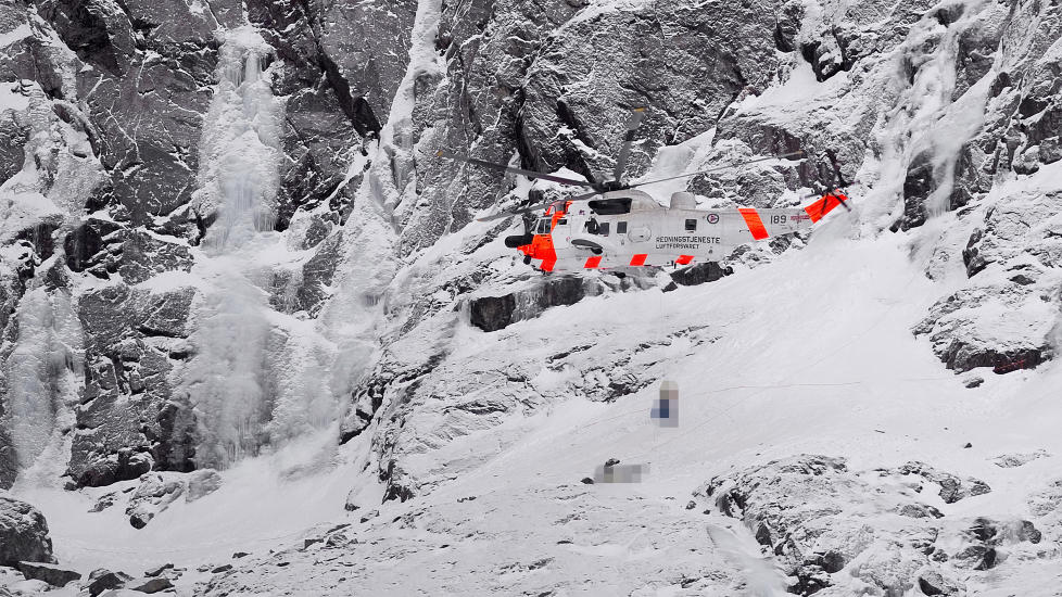 HELIKOPTER: De to omkomne ble i dag hentet ut med helikopter fra Kjerag i Lysefjorden. Foto: Tommy Ellingsen / Dagbladet