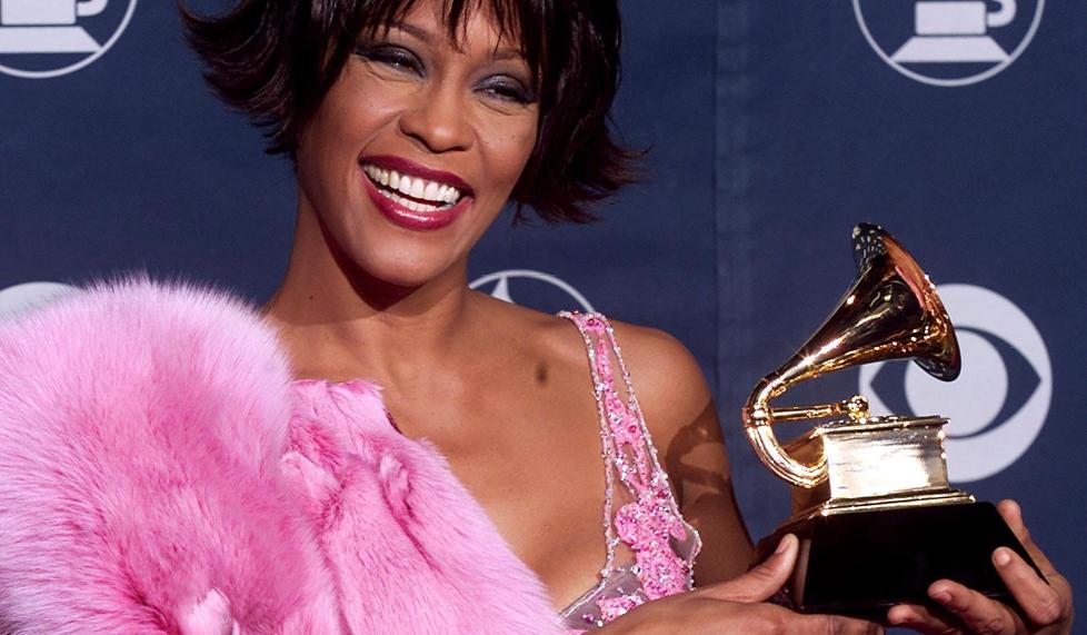 SISTE TOPP: Whitney Houston mottar en Grammy i 2000 for �It's Not Right But It's Okay�, hennes siste store l�t. Herfra gikk det bare nedover. Foto: Vince Bucci/AFP/Scanpix