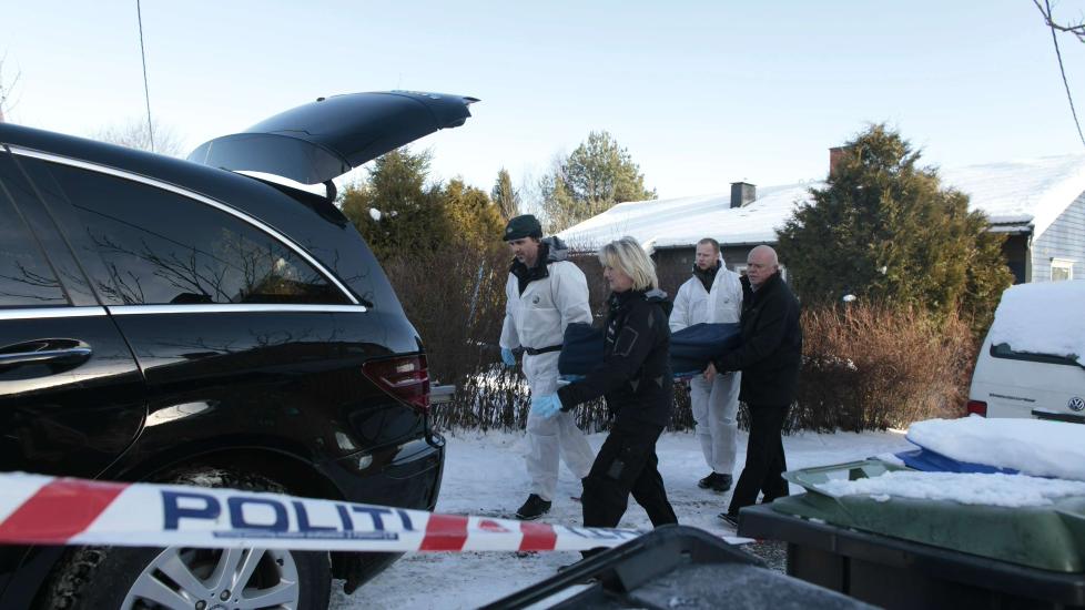 DREPT: En tysk mann (30) ble i natt drept i Vestby. Her blir han hentet ut av boligen. Foto: Torbj�rn Gr�nning /  Dagbladet