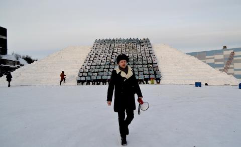 KUNSTNERISK LEDELSE: Traavik ledet �velsene sammen med de nordkoreanske instrukt�rene i dagene f�r festivalen. Foto: Bj�rn S. Kristiansen