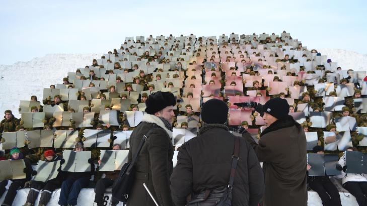 REKORDBILDE AV S�NNEN: F�r l�rdagens oppsetning, hadde Traavik og de nordkoreanske Arirang-instrukt�rene hatt to �vingskvelder med �de menneskelige pikslene�. Det er kunstneren som har valgt motivene i bildeserien, dette er av hans seks m�neder gamle s�nn Tage. Foto: Bj�rn S. Kristiansen