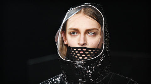 TILKNEPPET: Slik mener Alexander Wang at vi skal holde varmen i vinter. Foto: Scanpix