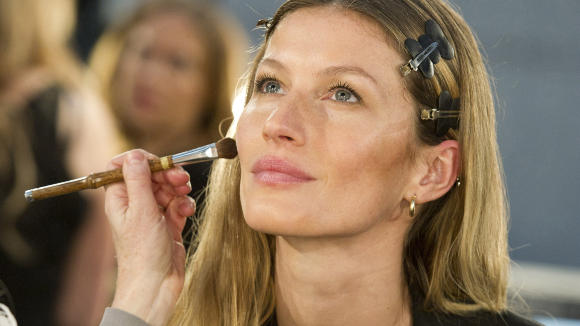 COMEBACK: Brasilianske Gisele Bundchen gj�res klar til � g� Alexander Wangs visning under moteuka i New York l�rdag. Foto: Scanpix