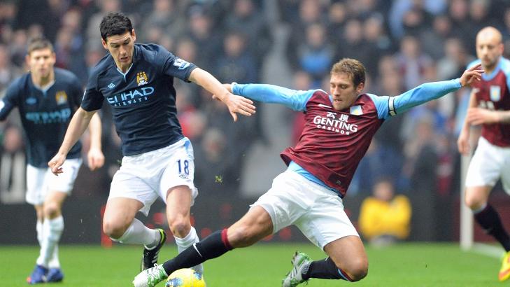 GAMLEKLUBBEN: Manchester Citys Gareth Barry m�tte gamleklubben og Stilian Petrov. Foto: EPA/GERRY PENNY