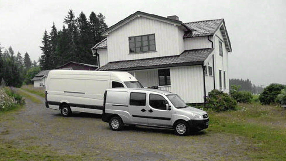 TERRORG�RDEN: Her er de to leiebilene Anders Behring Breivik disponerte fotografert p� g�rden han leide p� �sta i Hedmark.