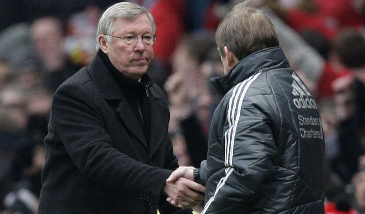 S�NN SKAL DET GJ�RES: Skottene Alex Ferguson og Kenny Dalglish demonstrerer korrekt utf�rt h�ndtrykk etter kampen i g�r. Foto: Jon Super, AP/Scanpix
