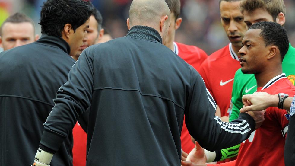 HADDE LOVET H�NDTRYKK: B�de Liverpool-manager Kenny Dalglish og klubbens direkt�r Ian Ayre sier Luis Suarez (t.v.) hadde lovet � ta Manchester Uniteds franskmann Patrice Evra (t.h.) i h�nda f�r kampen i g�r. Det skjedde ikke. Foto: Andrew Yates, AFP/Scanpix