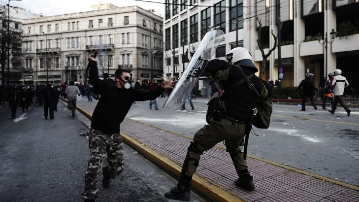  BRUKTE T�REGASS  : Gresk politi brukte t�regass for � fors�ke � stanse demonstrantene i kveld. Foto: AFP PHOTO / ARIS MESSINIS / SCANPIX