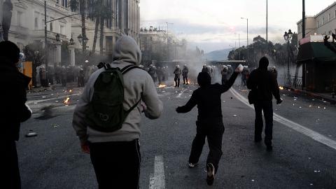  SAMMENST�T  : Politi og demonstranter utenfor parlamentsbygningen i kveld. Foto: AFP PHOTO / ARIS MESSINIS / SCANPIX