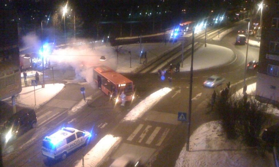  KRAFTIG R�YKUTVIKLING : Her st�r Snar�ya-bussen midt i krysset til Mailundsveien. Foto: Tipser