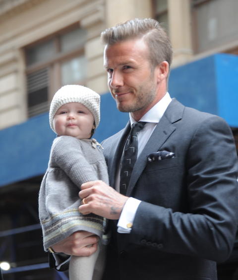 MED P� TUR: Lille Harper er med p� moteuka. Her i pappas trygge armer. Foto: Stella Pictures