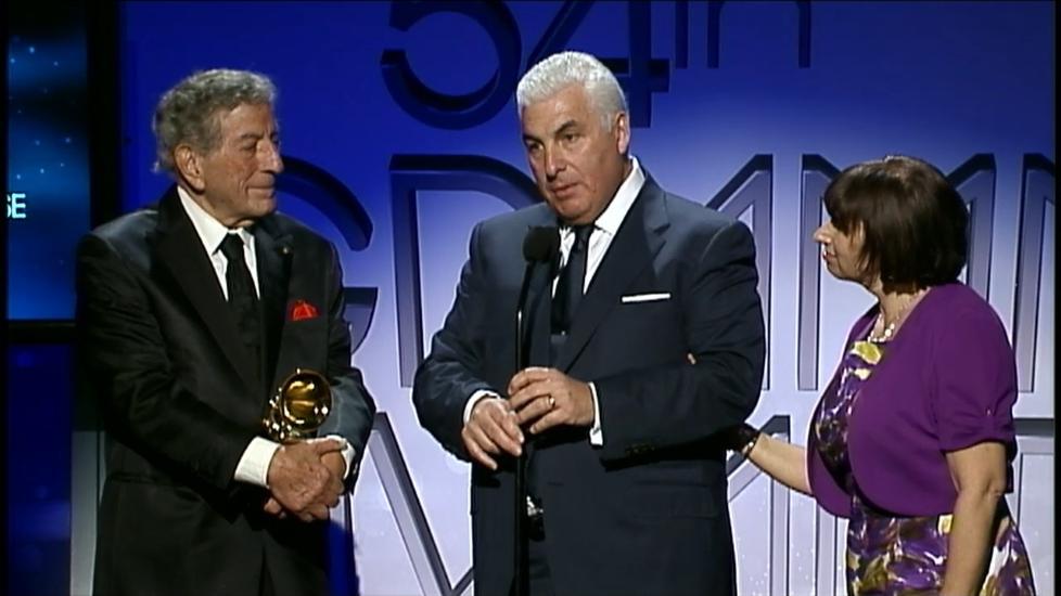 MOR OG FAR: .

I tillegg til duettpartner Tony Bennett, gikk Winehouses foreldre Mitchell Winehouse og Janis Winehouse opp p� scenen for � motta datterens Grammy-pris. Foto: CBS/GRAMMY
