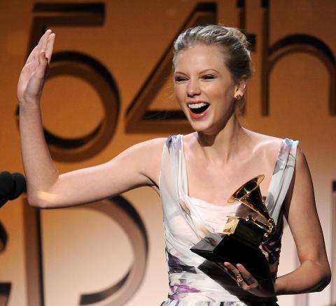 DOBBELTSEIER: Taylor Swift vant to priser for l�ten �Mean�, beste countryl�t og beste countryframf�relse. Foto: Scanpix