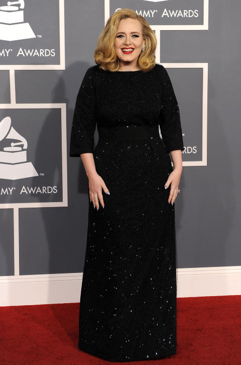 I ARMANI: Gullstrupen Adele i sort Armani p� den r�de l�peren f�r kveldens storsl�tte Grammy-utdeling. Foto: Scanpix